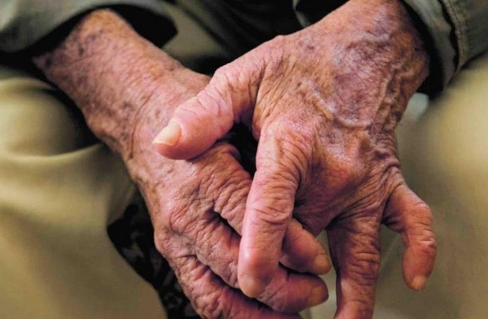 Una mujer se complotó con una escribana para estafar a su propio abuelo