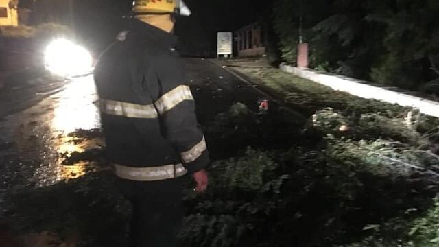 Bomberos de Embalse en plena actividad, tras la tormenta
