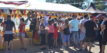 La gente pudo disfrutar de la gastronomía típica de cada colectividad (Vía Santa Rosa)