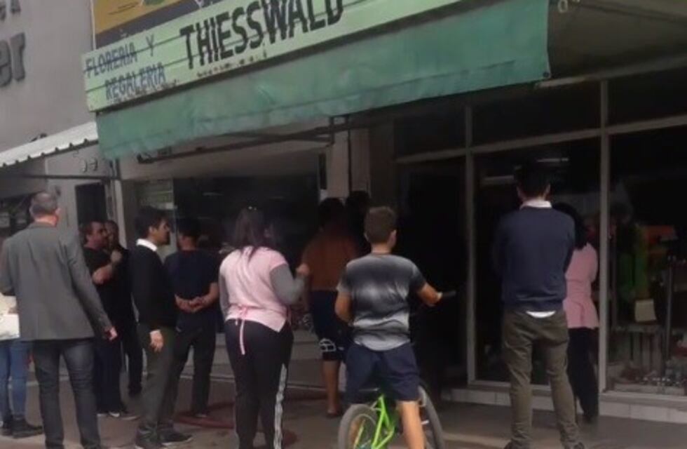 Incendio en un local céntrico de San Lorenzo puso en alerta a vecinos y transeúntes