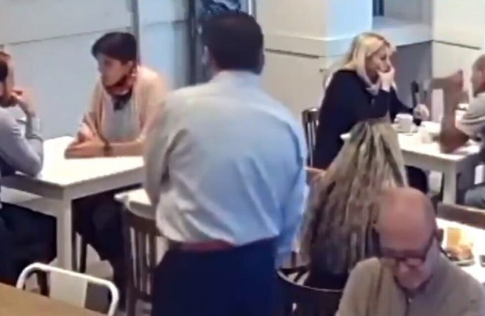 Ladrón escrachado robando una cartera en un bar céntrico