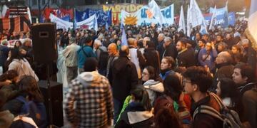 Militantes de organizaciones sociales y políticas de la oposición se manifestaron esta tarde en contra del decreto presidencial de Mauricio Macri que \