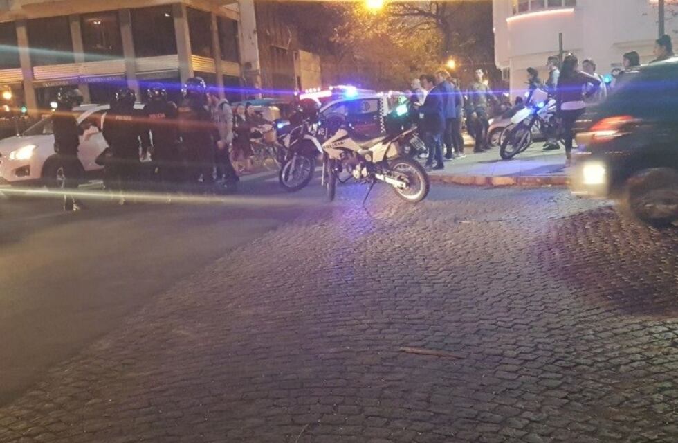 Un policía se cayó de la moto en pleno bulevar Oroño por culpa de un perro