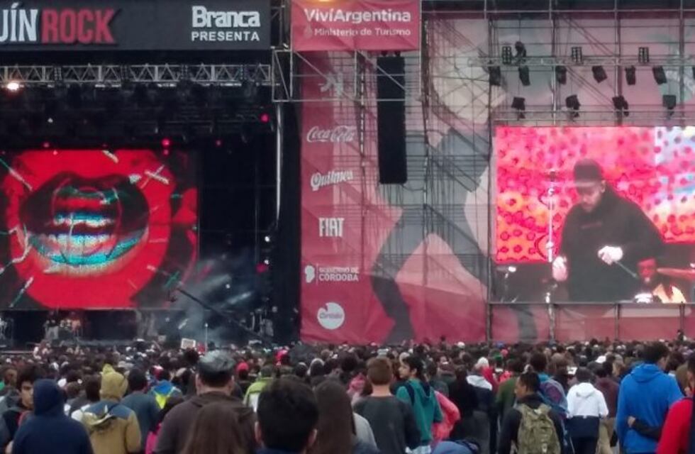 Frío y barro en la segunda del Cosquín  Rock