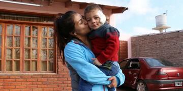Bastian con su mamá luego del milagro\u002E