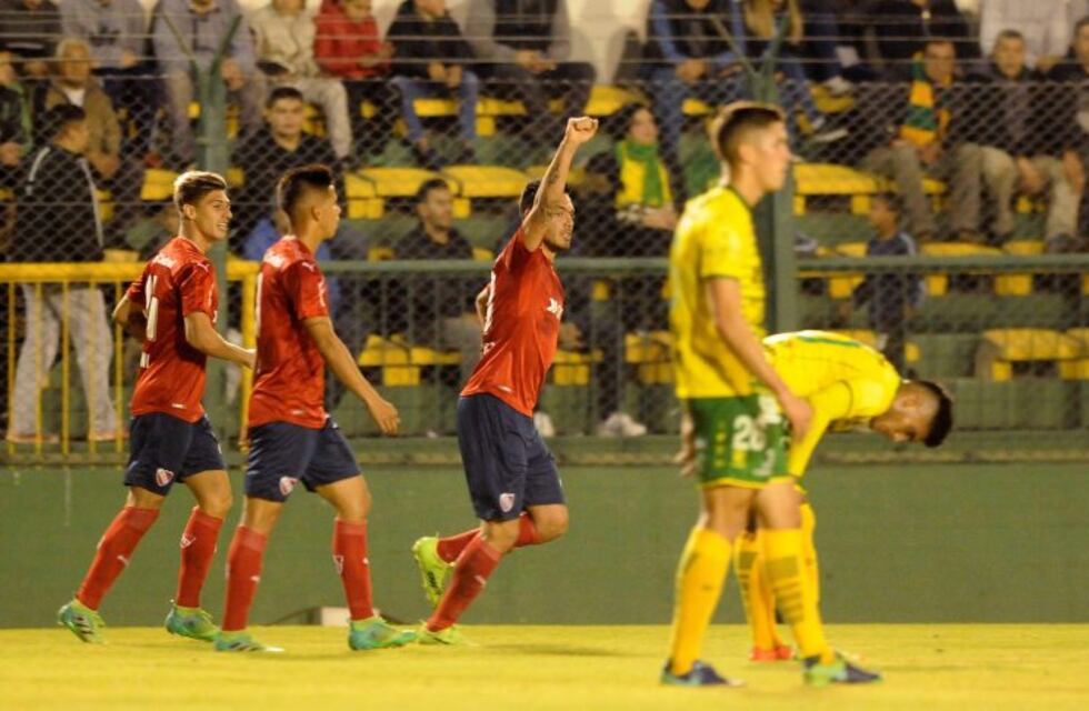 Independiente le ganó 2-1 a Defensa y sueña con entrar a la Copa Libertadores