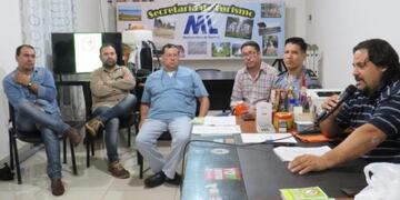 El intendente de Puerto Libertad, Fernando Ferreira, junto a funcionarios de Salud, de la Policía, de Control de Vectores de la Nación y Concejales\u002E (Miguel Garcete)