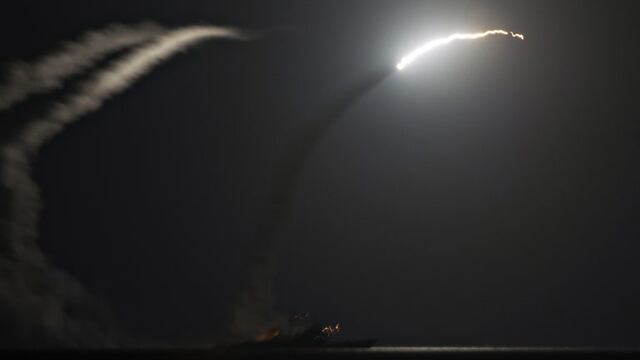 Algunos de los misiles lanzados por Estados Unidos durante el ataque contra una base au00e9rea del Gobierno sirio, el 07/04/2017. El presidente Trump ordenu00f3 el ataque y pidiu00f3 a las