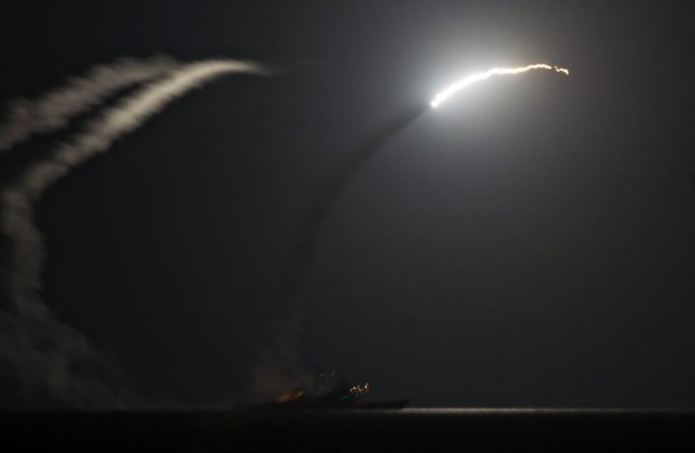 Estados Unidos bombardeó una base militar siria luego del ataque químico