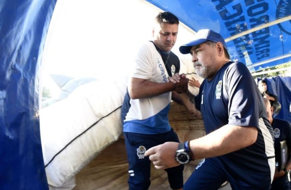 El insólito blooper que dejó a Diego Maradona en el piso