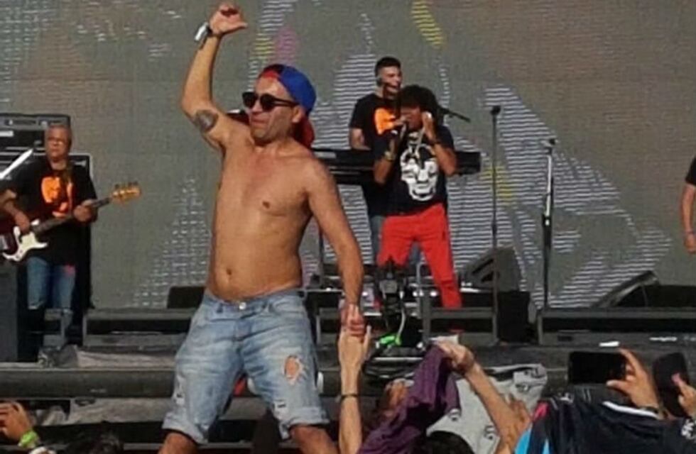 La Mona a lo Freddie Mercury: mirá cómo manejó al público para los coros previos en el Lollapalooza