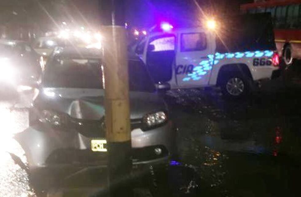 Fuerte choque de un auto "dislocó" un semáforo en Chijra