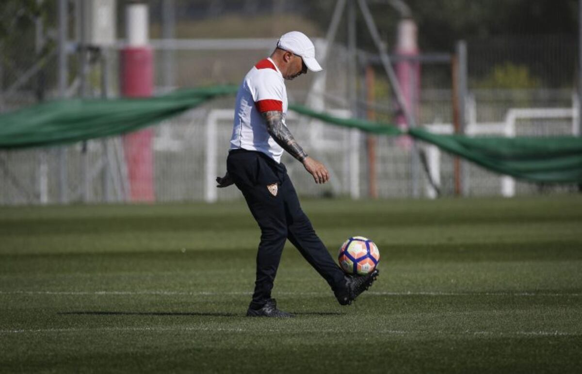 GRA040. SEVILLA, 12/04/2017.- El tu00e9cnico del Sevilla, Jorge Sampaoli, durante el entrenamiento esta mau00f1ana con su plantilla en la ciudad deportiva del club sevillano, mientras continu00faa la rumorologu00eda que le apunta como principal candidato para ser el nuev