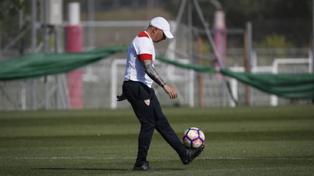 GRA040. SEVILLA, 12/04/2017.- El tu00e9cnico del Sevilla, Jorge Sampaoli, durante el entrenamiento esta mau00f1ana con su plantilla en la ciudad deportiva del club sevillano, mientras continu00faa la rumorologu00eda que le apunta como principal candidato para ser el nuev