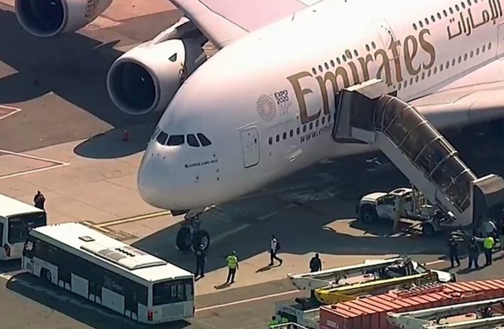 Un avión estuvo en cuarentena en Nueva York por varios pasajeros enfermos
