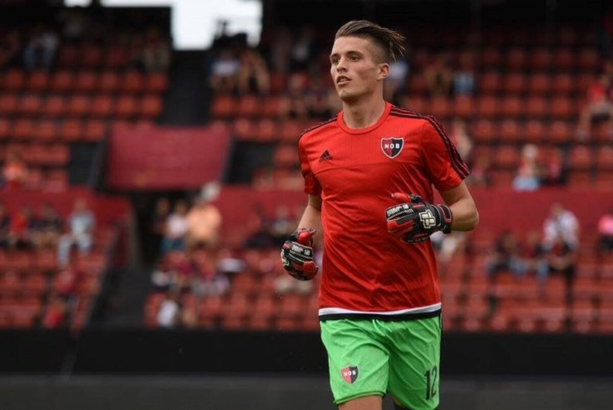 El arquero Ezequiel Unsain realiza la entrada en calor con el plantel de Newell's antes de un amistoso con Colu00f3n en Santa Fe.