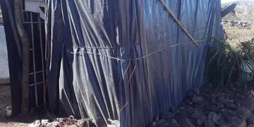 Se mudaron a una casilla de nylon tras no poder pagar más el alquiler y piden ayuda para no pasar tanto frío\u002E (Foto: Facebook)\u002E