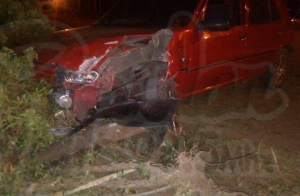 Chocó contra una vivienda, abandonó el auto y huyó