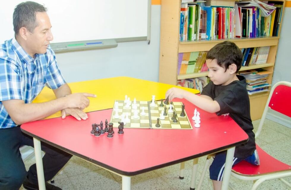 Tiene seis años y se subió al podio en un concurso de arte y ajedrez