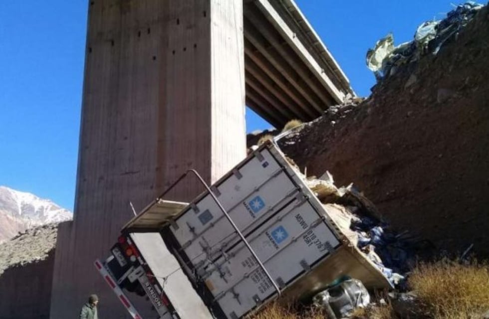 Un hombre murió en un aparatoso choque entre camiones en Alta Montaña