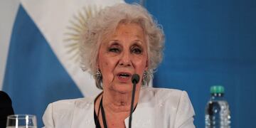 BUENOS AIRES (ARGENTINA), 23/02/2016.- La presidenta de Abuelas de Plaza de Mayo, Estela de Carlotto, ofrece una rueda de prensa tras una reuniu00f3n con el presidente argentino, Mauricio Macri, hoy, martes 23 de febrero de 2016, en la residencia presidencial