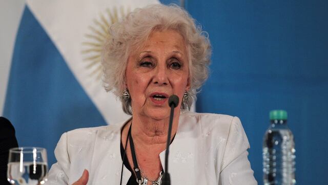 BUENOS AIRES (ARGENTINA), 23/02/2016.- La presidenta de Abuelas de Plaza de Mayo, Estela de Carlotto, ofrece una rueda de prensa tras una reuniu00f3n con el presidente argentino, Mauricio Macri, hoy, martes 23 de febrero de 2016, en la residencia presidencial