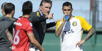Bauza dando indicaciones en el clásico de Copa Argentina