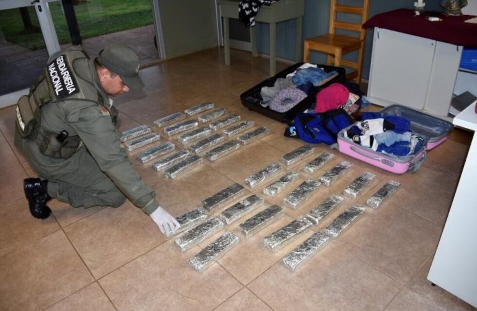 Dos pasajeros fueron detenidos por transportar 26 kilos de marihuana