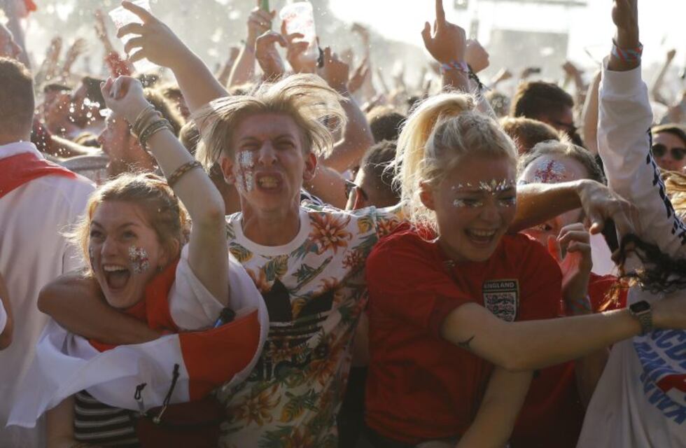 La "lluvia" de cerveza en el festejo del gol de Inglaterra ante Croacia