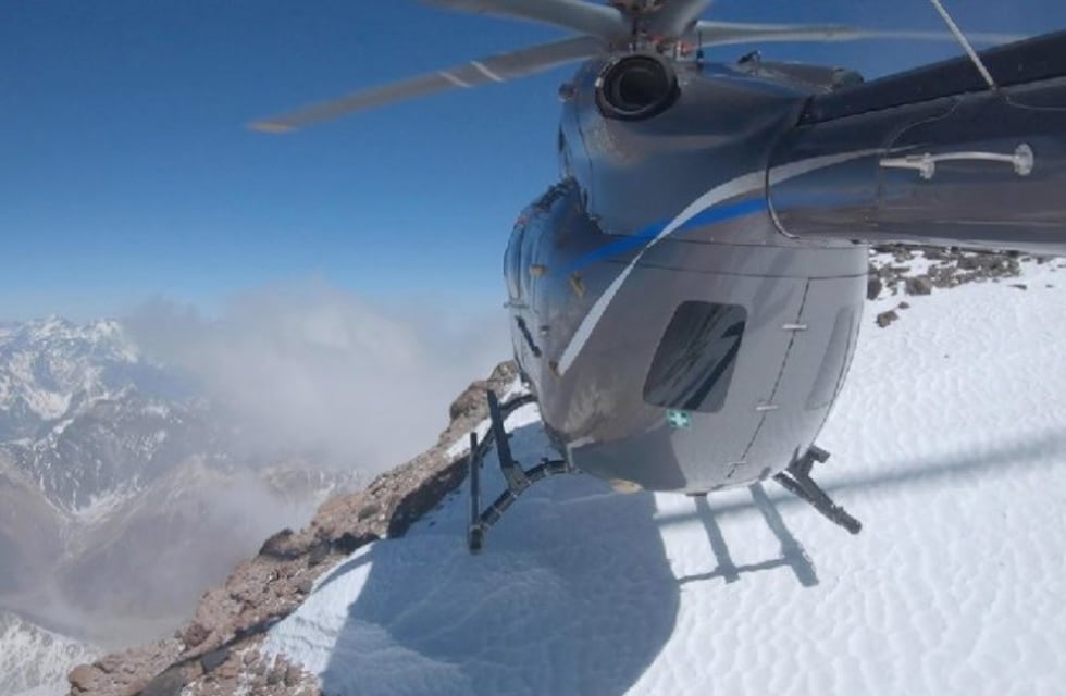 Histórico: un helicóptero se posó en la cima del Aconcagua