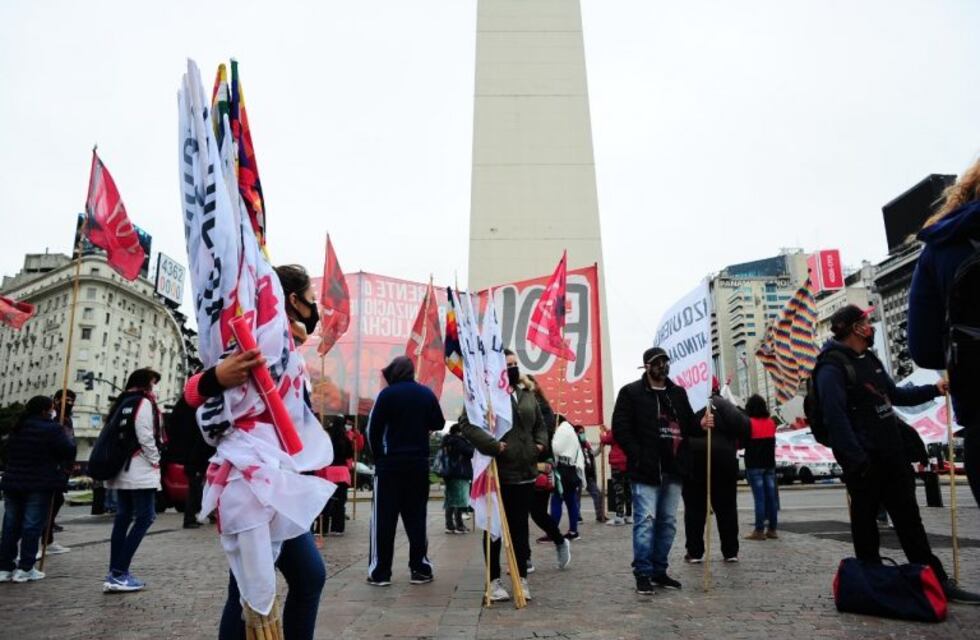 Organizaciones sociales reclaman en el Obelisco por más alimentos en comedores y más puestos de trabajo