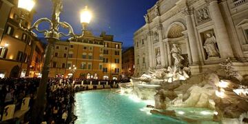 ROM01. ROMA (ITALIA), 03/11/2015.- Varias personas observan la Fontana de Trevi, accesible al pu00fablico desde hoy tras los trabajos de restauraciu00f3n, en Roma, Italia, el 3 de noviembre del 2015. EFE/Alessandro Di Meo italia roma italia roma inauguracion de la fontana di trevi tras su restauracion fuentes fuente fontana di trevi