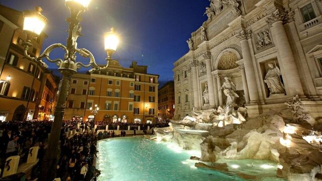 ROM01. ROMA (ITALIA), 03/11/2015.- Varias personas observan la Fontana de Trevi, accesible al pu00fablico desde hoy tras los trabajos de restauraciu00f3n, en Roma, Italia, el 3 de noviembre del 2015. EFE/Alessandro Di Meo italia roma  italia roma inauguracion de la fontana di trevi tras su restauracion fuentes fuente fontana di trevi