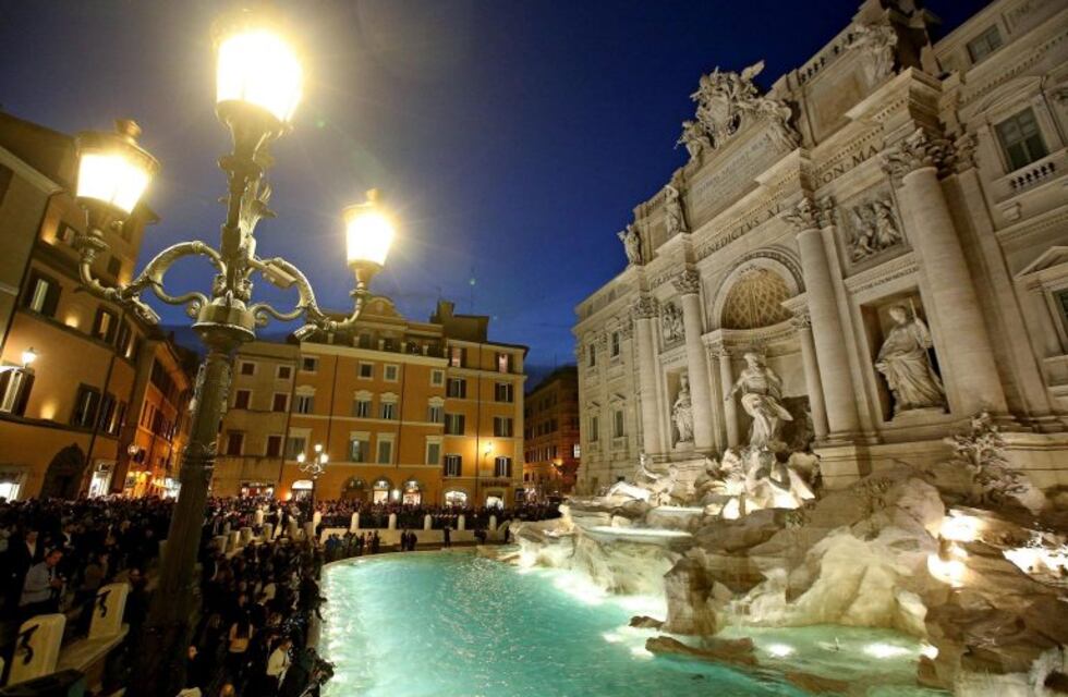 Roma analiza implementar un sistema para que nadie pueda detenerse en la Fontana di Trevi