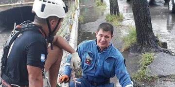 El rescatista luego de salvar a la perrita\u002E (FM Profesional)