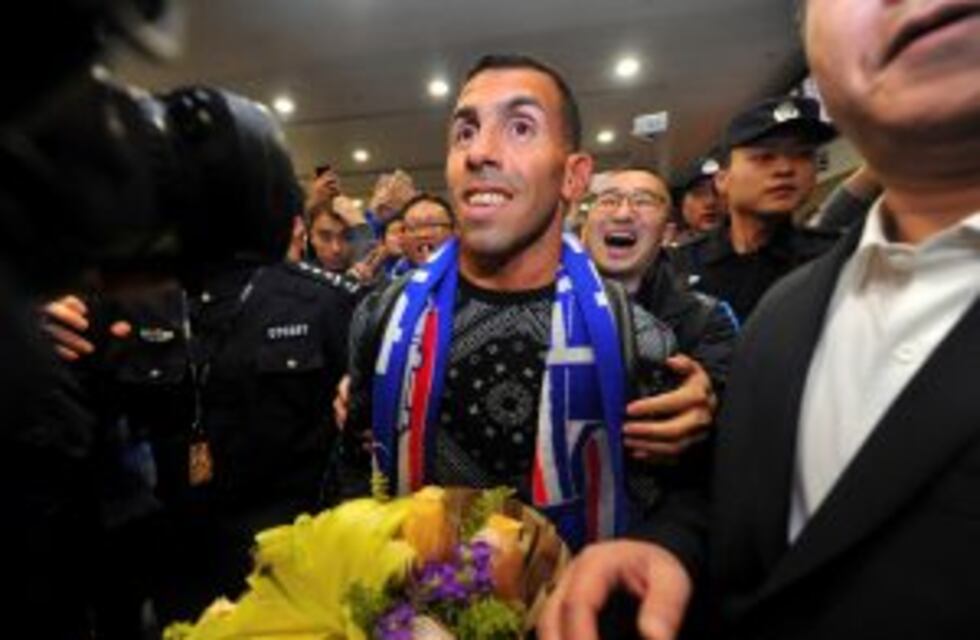 Tevez fue recibido por una multitud de fanáticos en China