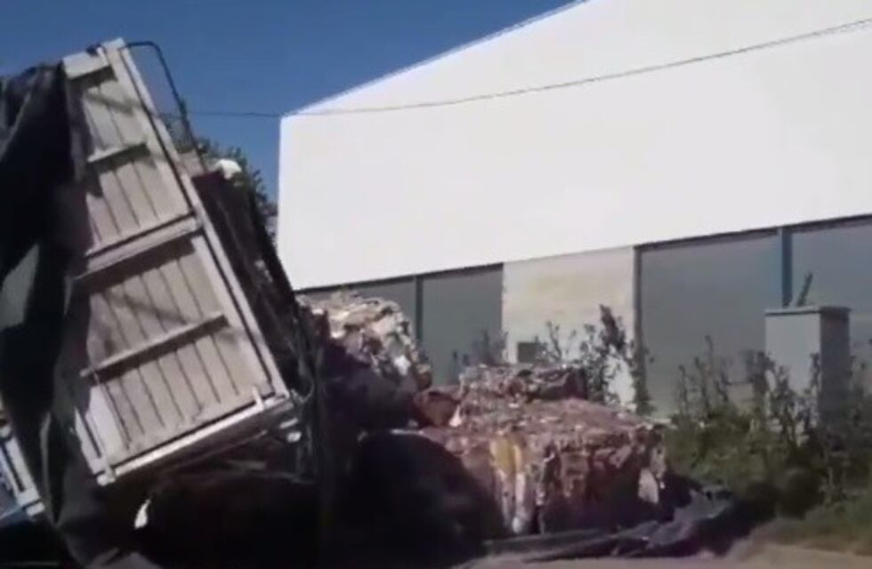 Un camionero sufrió el vuelco de su acoplado en uno de los principales accesos a la ciudad