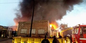 DYN02, BUENOS AIRES, 18/07/2017, TRES DOTACONES DE BOMBEROS COMBATEN INCENDIO EN DEPOSITO DE RECICLABLES EN VILLA SOLDATI\u002E FOTO:DYN/M SEGURIDAD\u002E