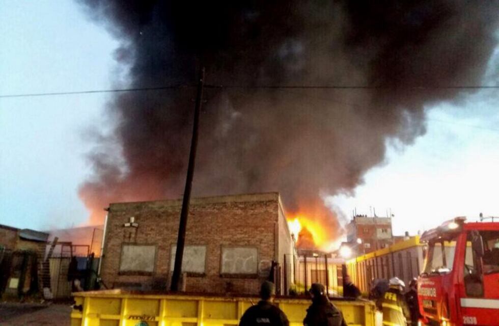 Seis dotaciones de bomberos apagaron un incendio de un depósito de plásticos en Villa Soldati