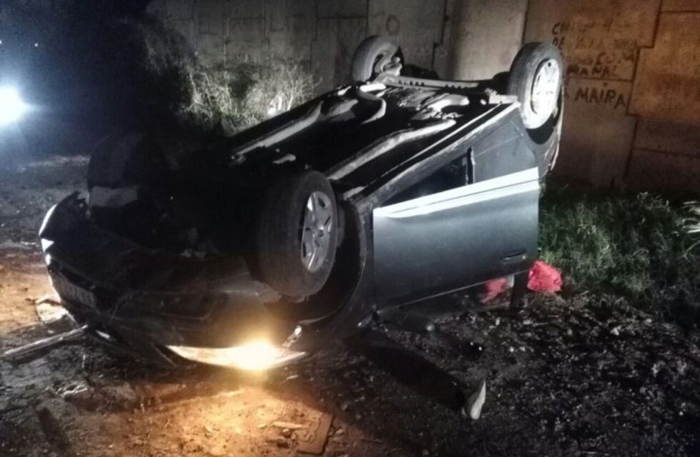 Un vehículo ligado a robos en la autopista Rosario-Buenos Aires volcó en plena persecución