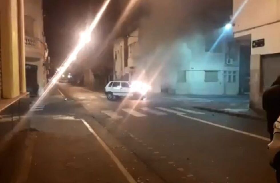 Auto chocó, terminó contra un negocio y se prendió fuego en Maipú y San Lorenzo
