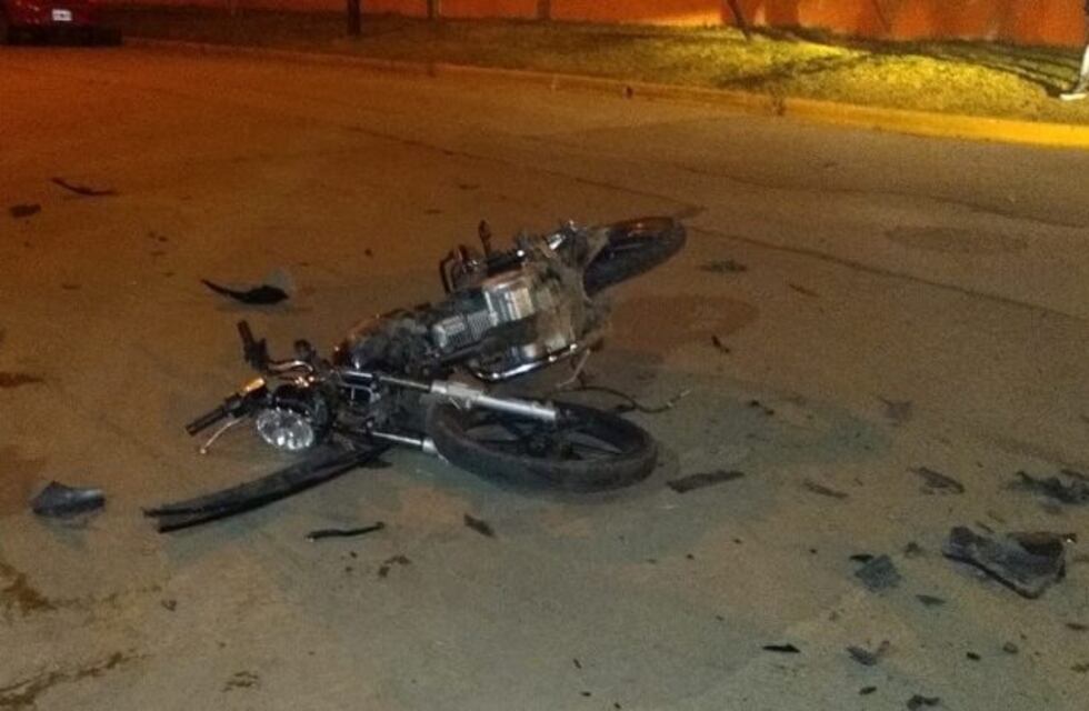 Un motociclista falleció al chocar con un auto en el centro de San Lorenzo