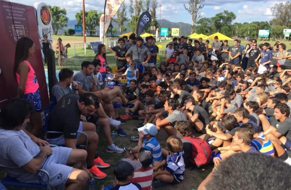 Tres jugadores de Los Pumas dictan un campus de entrenamiento en Carlos Paz