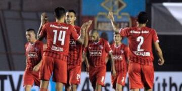 Julian Vitale (C-L) of Argentinian Independiente celebrates with teammate Victor Cuesta after scoring a goal against Argentinian Arsenal during their Copa Sudamericana 2015 football match, at Julio H. Grondona stadium, in Sarandi, Buenos Aires, on August 26, 2015. AFP PHOTO/CHARLY DIAZ AZCUErn cancha arsenal futbol copa sudamericana 2015 futbol futbolistas arsenal independiente