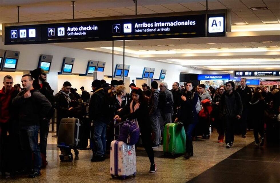 Maleteros protestan en Aeroparque y podría haber vuelos demorados