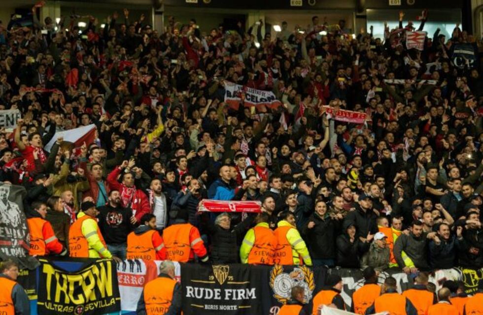 Video: hinchas del Sevilla cantan el Beso a Beso