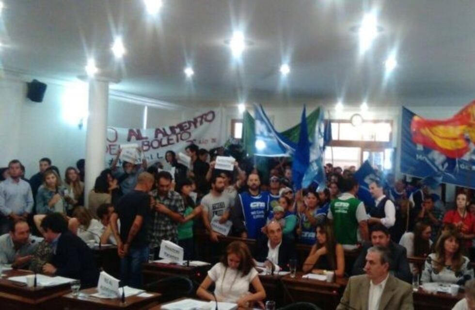 Manifestantes irrumpieron en el Concejo e impidieron la sesión