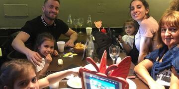 El dueño de El Palacio de la Oportunidad se encariñó de inmediato con las nenas\u002E (@cinthia_fernandez_)