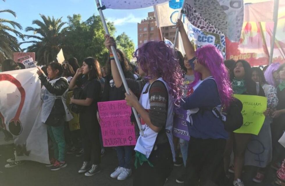 Mujeres comodorenses marcharon para reivindicar sus derechos