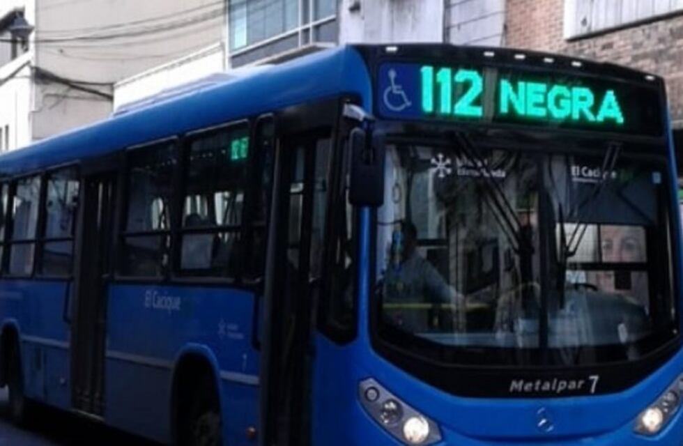 Motociclista fue internado en grave estado tras chocar con un colectivo